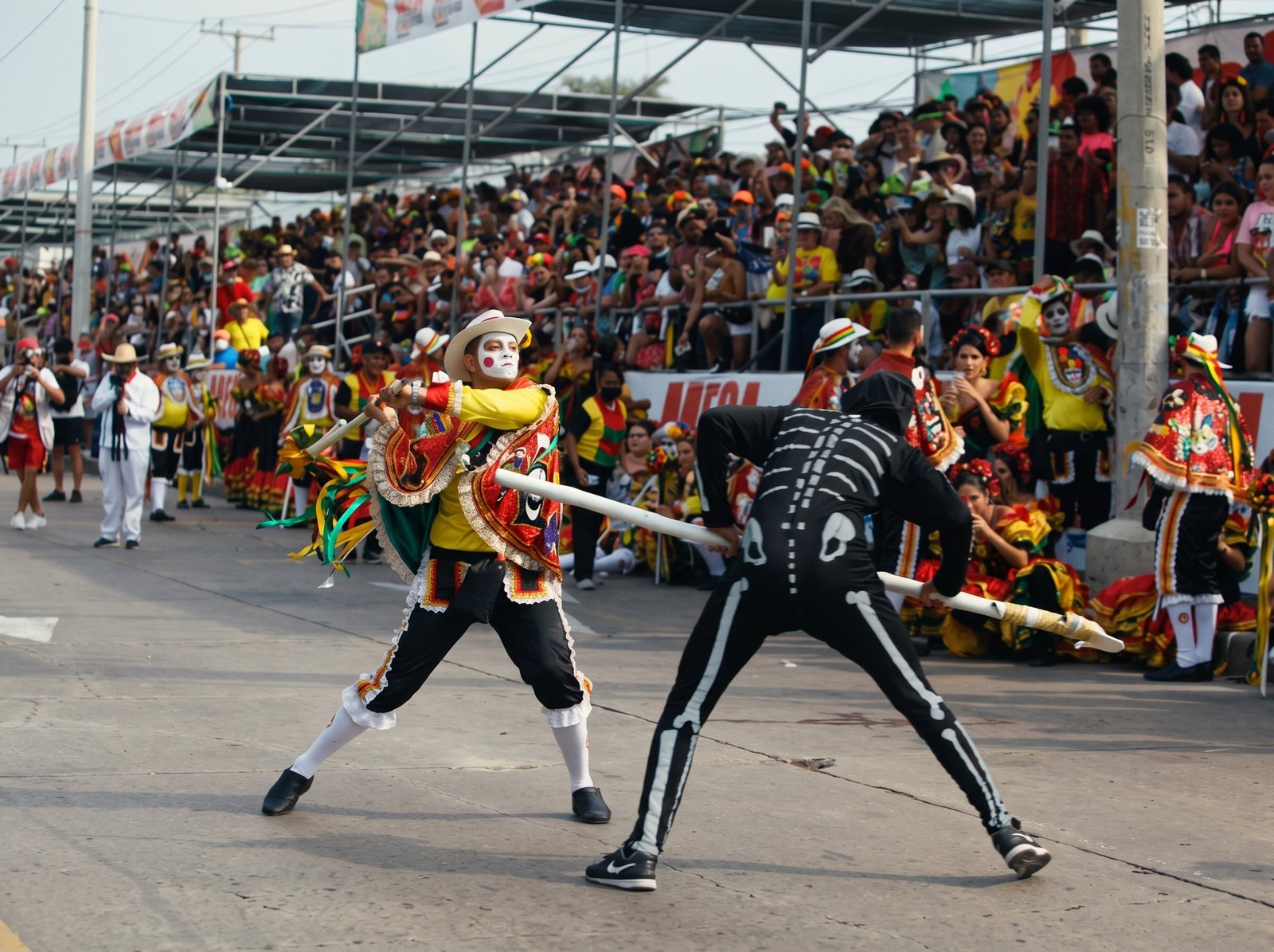 Danza del Garabato representando la lucha entre la Vida y la Muerte