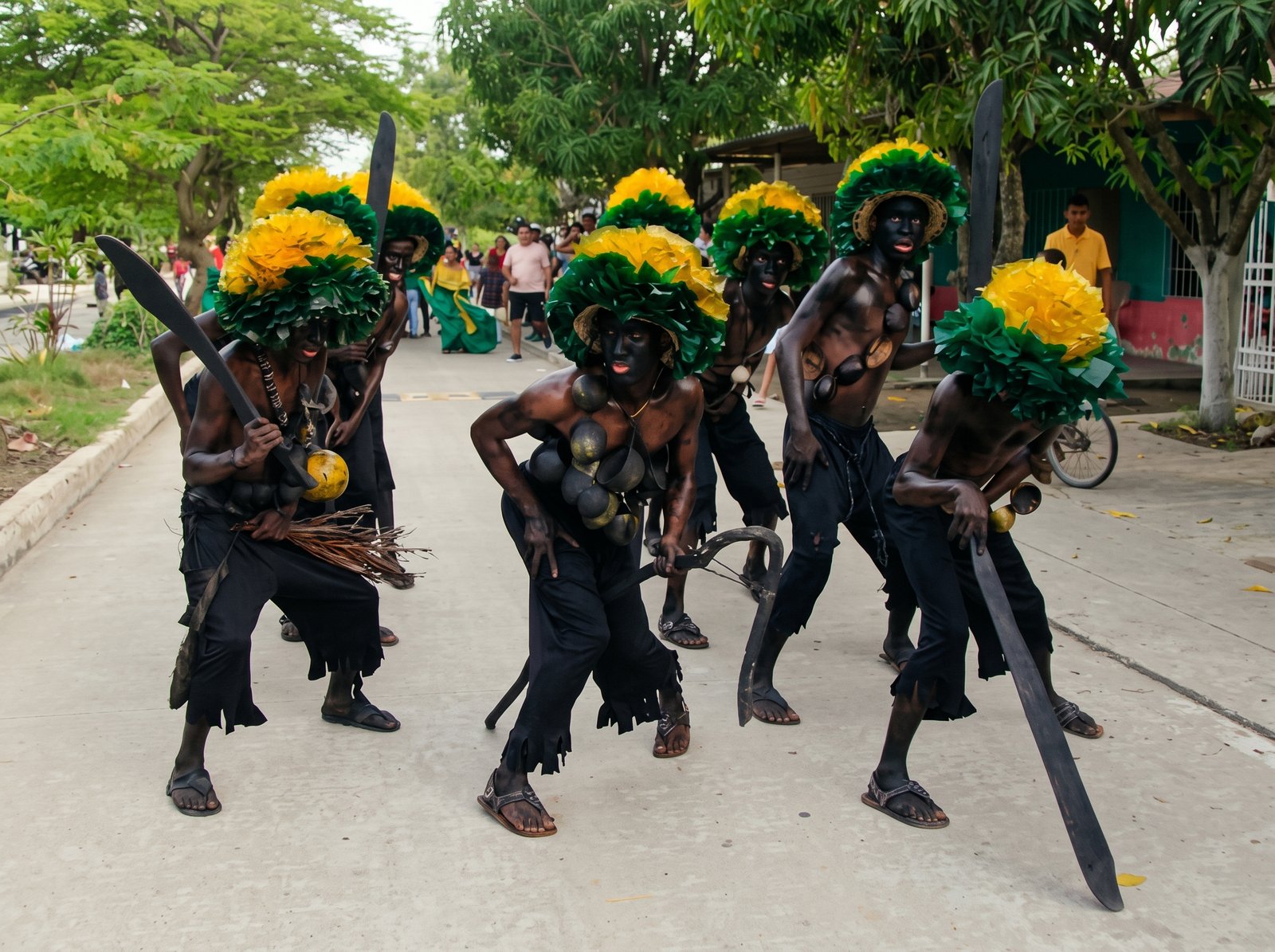 Danzantes de Son de Negro con cuerpos pintados y muecas tradicionales