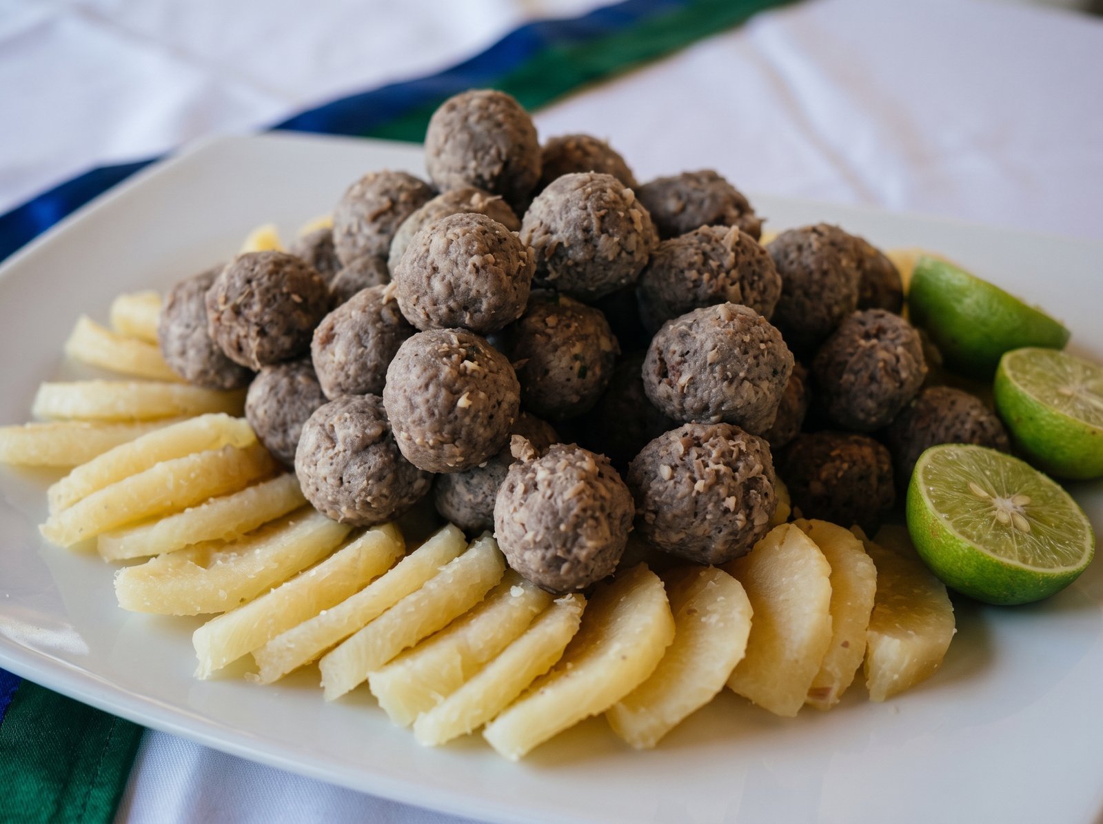 Ruta de Gastronomía Callejera en Carnaval: De los Chuzos Desgranados a la Butifarra con Limón